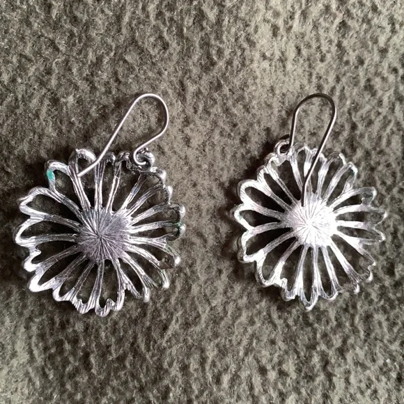 Liz Claiborne silver flowers necklace, earnings and ring. - Picture 3 of 3